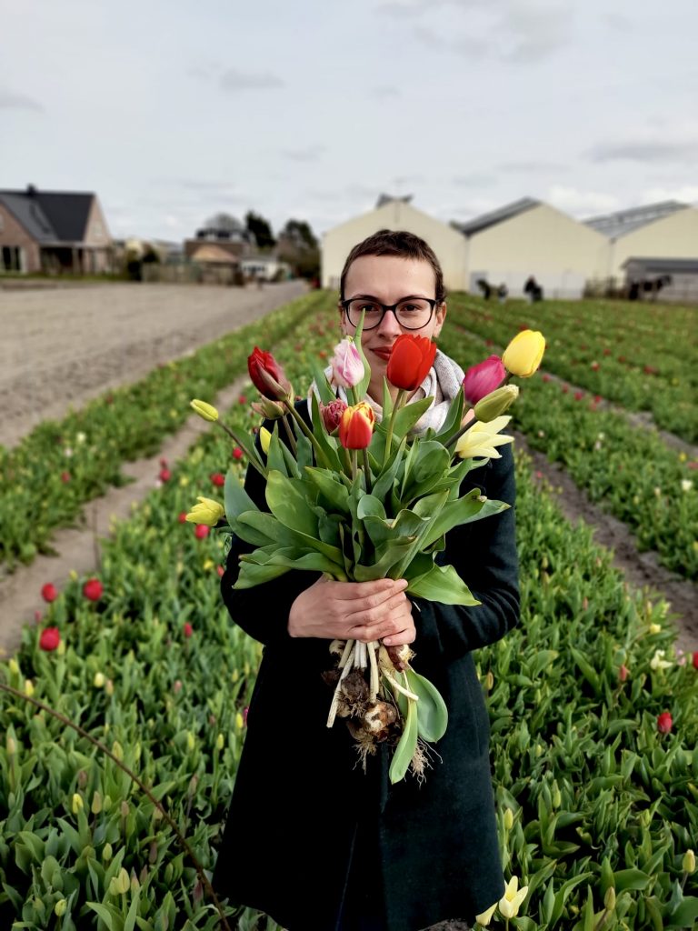Katelijne met bos tulpen